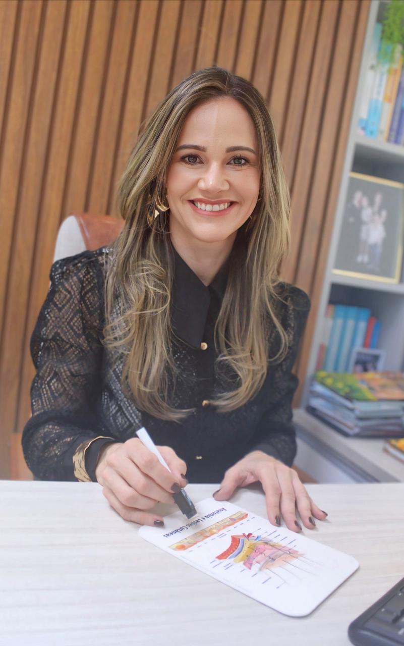 Dra. Silvia Seibt em seu consultório